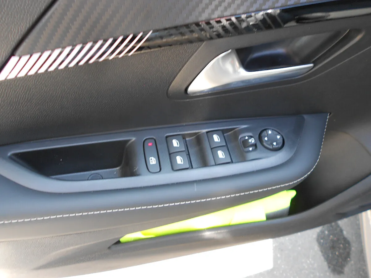 Peugeot 208 1.2 PureTech 100 Allure (EURO 6e) – Bild 11