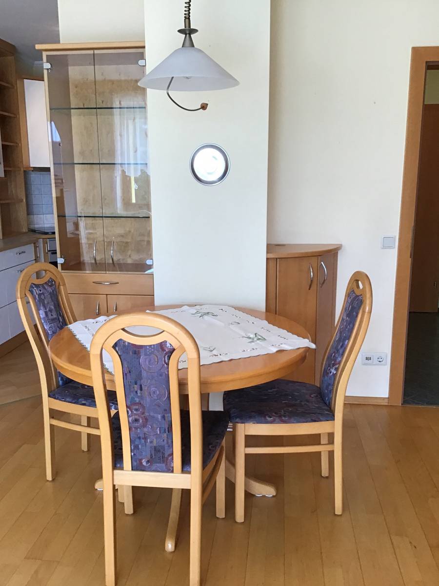 Helle 2-Zimmer-Wohnung (voll möbliert) mit großem Balkon (10 m²) & Parkplatz - zentral in Deutschlandsberg - Ansicht 3