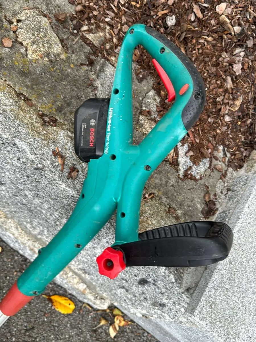 Bosch ART 26-18 LI Akku-Trimmer (ohne Akku & Ladegerät) – 18 V, 26 Cm Schnittkreis, Teleskopstiel