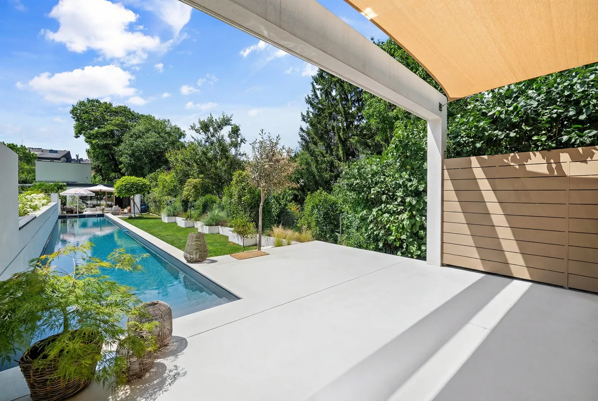 Luxuriöses Hideaway in Langenzersdorf: Neubau 2023 mit Pool & Sauna, 181 m², 4 Zimmern, 55 m² Terrasse, Garten, Balkon & Garage - stilvoll nahe Wien – pohled 2