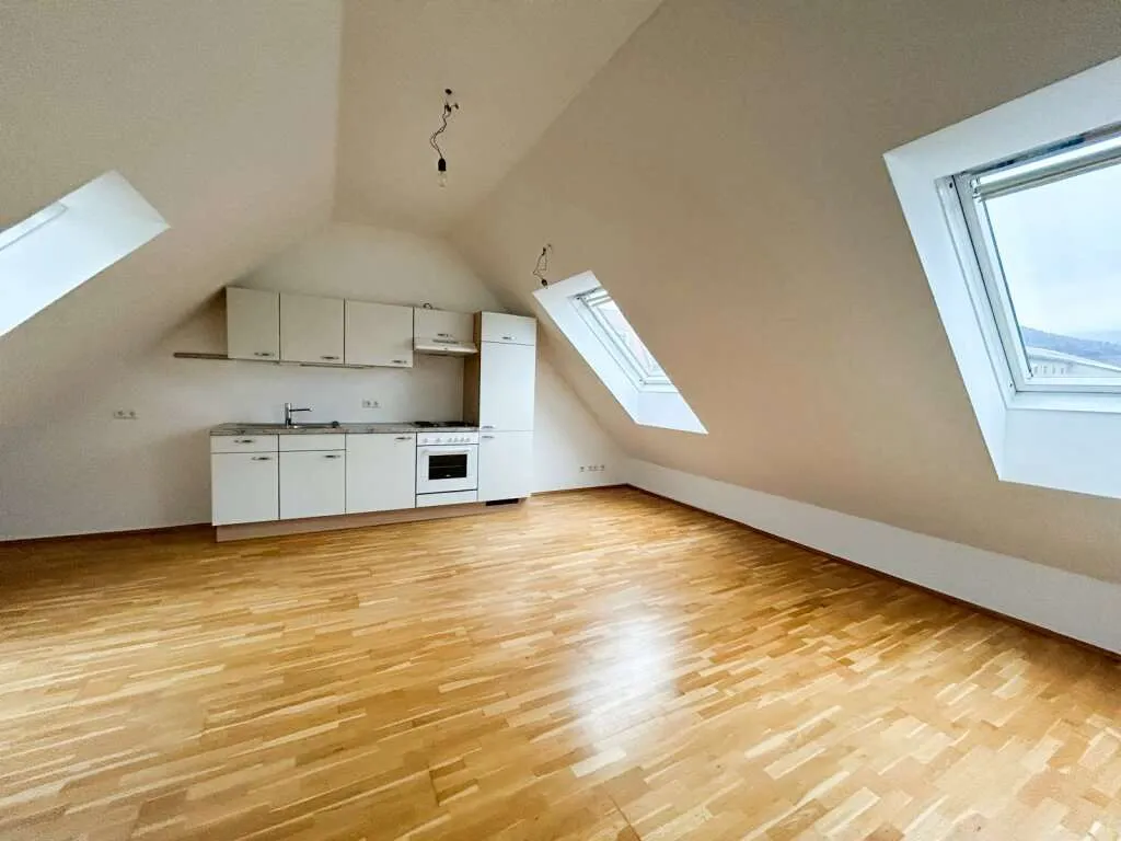Entzückende Dachgeschosswohnung in Zentrumsnähe! - Ansicht 2