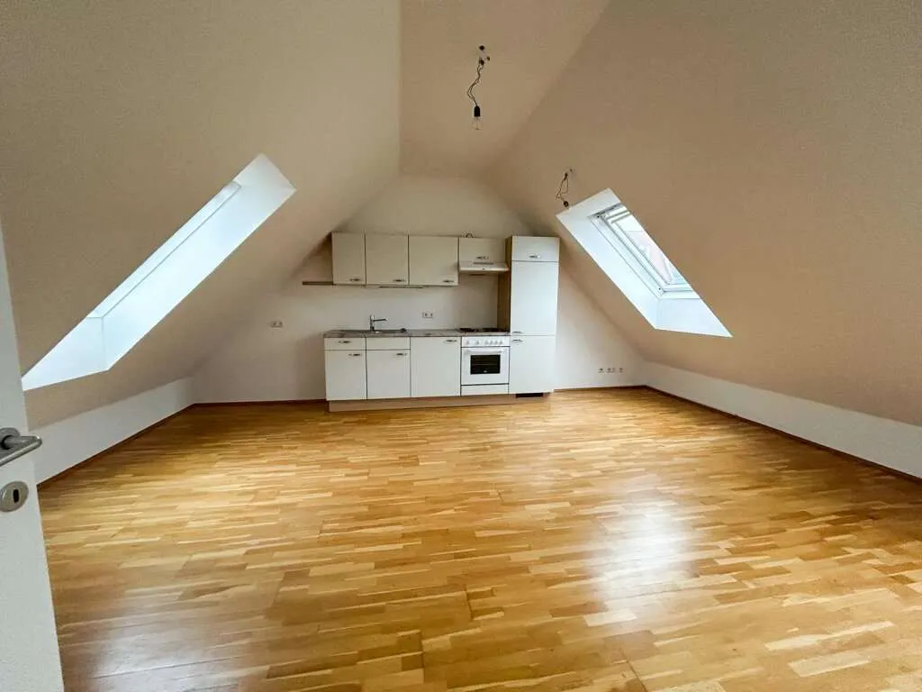 Entzückende Dachgeschosswohnung in Zentrumsnähe! - Ansicht 3