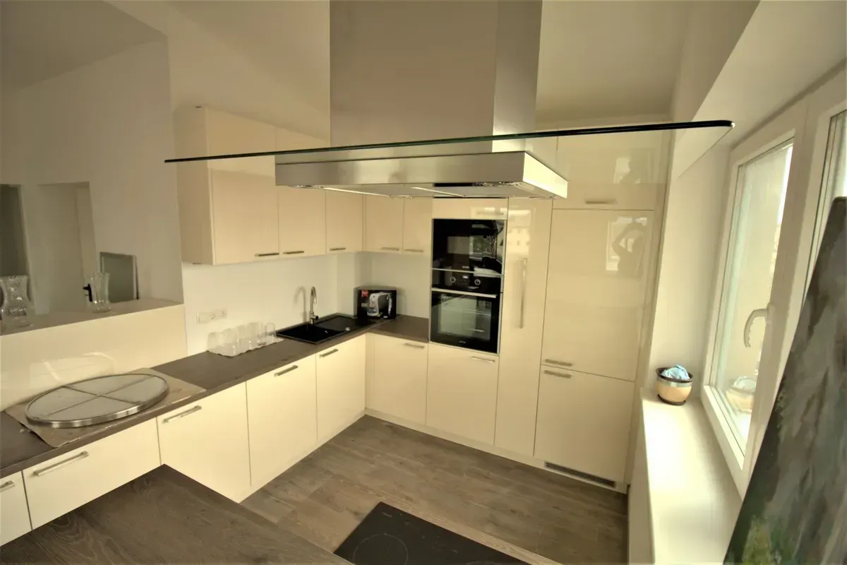 AKTIONSPREIS bis 17.07.2026 !!! Exklusives Penthouse in Stockerau - Panoramablick, 3 Dachterrassen & Tiefgaragenstellplatz - Ansicht 2