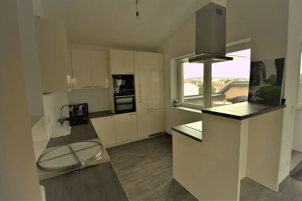AKTIONSPREIS bis 17.07.2026 !!! Exklusives Penthouse in Stockerau - Panoramablick, 3 Dachterrassen & Tiefgaragenstellplatz - Ansicht 3