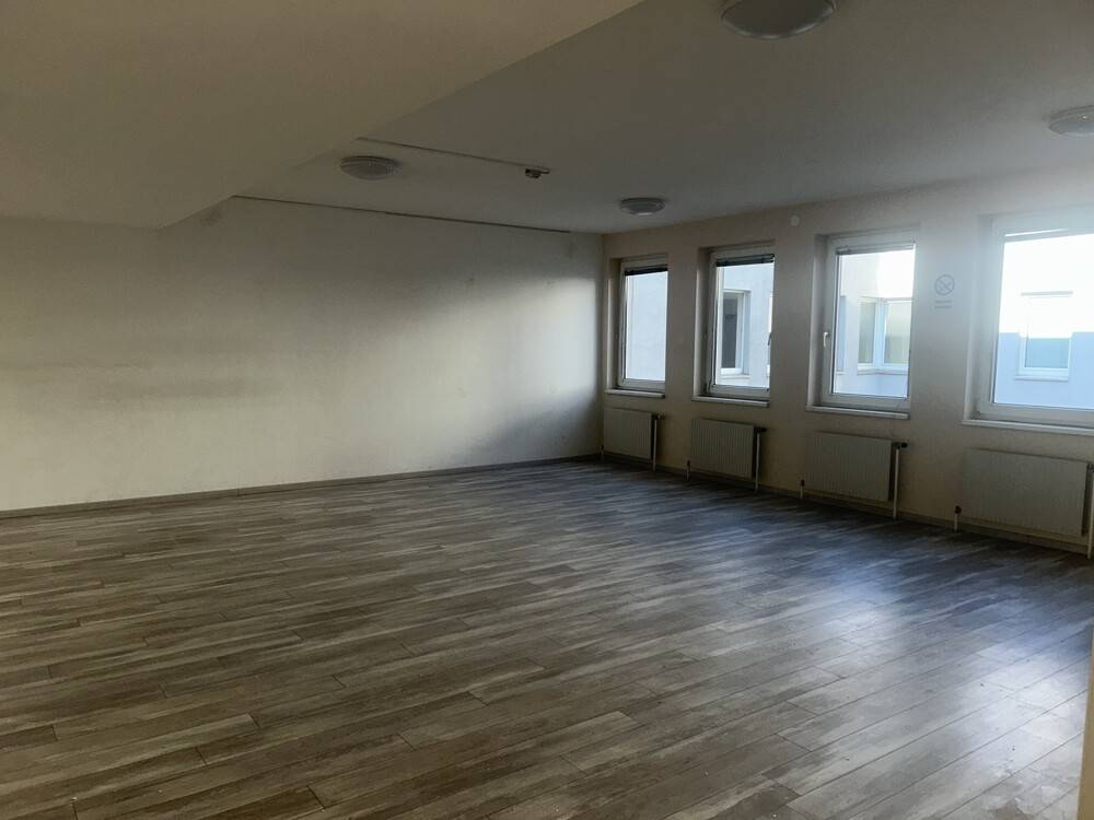 Moderne und helle Bürofläche mit großzügiger Terrasse - Vista 2