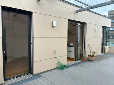 Lichtdurchflutete 3-Zimmer-Dachgeschosswohnung in Maisonette-Bauweise | 85 m² | 34 m² Dachterrasse | 2 Bäder | U6 in 6 Minuten Gehweite | TG optional
