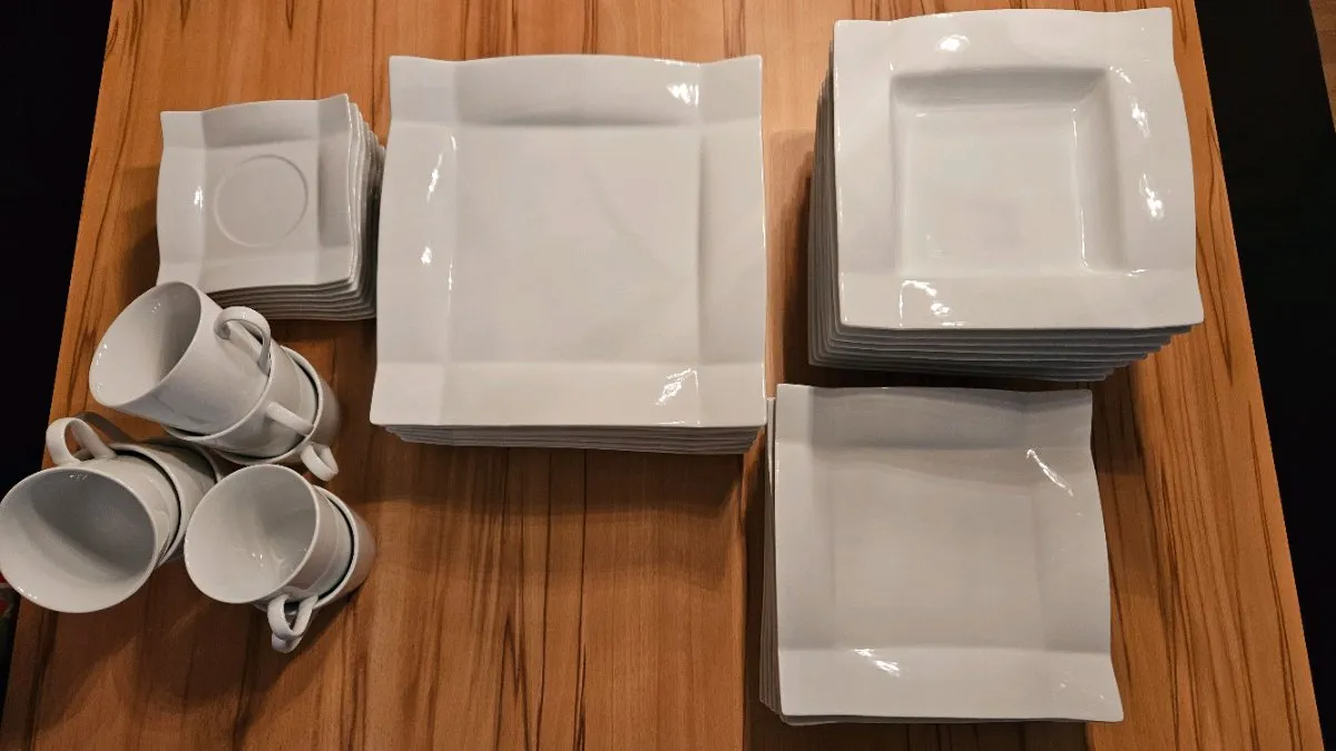 Geschirr-Set eckig weiß, € 25,- (8750 Judenburg)