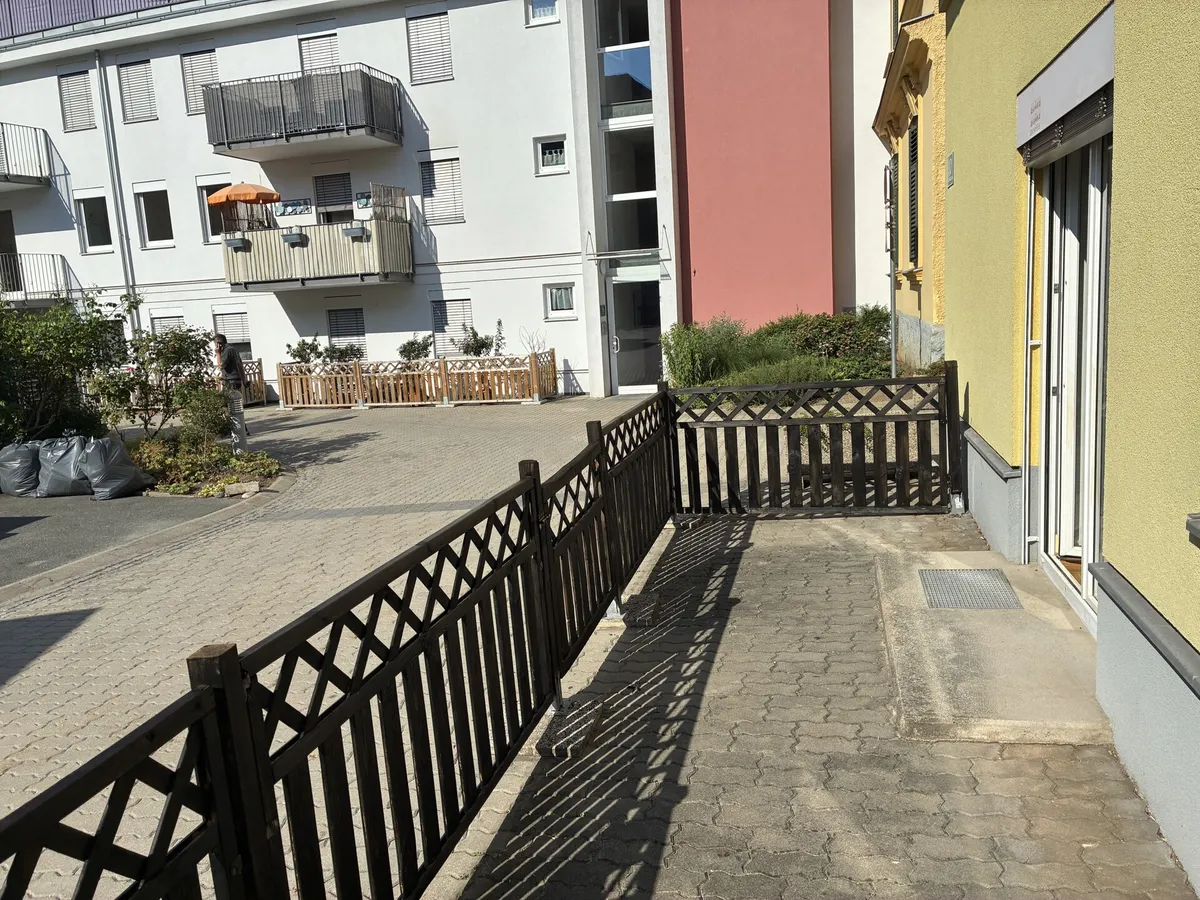 Zentrale 3- Zimmer-Wohnung mit Terrasse im Innenhof (WG geeignet) – pohled 3