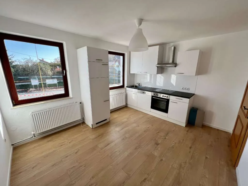 Schön RENOVIERTE & HELLE 2 Zimmer Wohnung mit großer Küche & PARKPLATZ ...