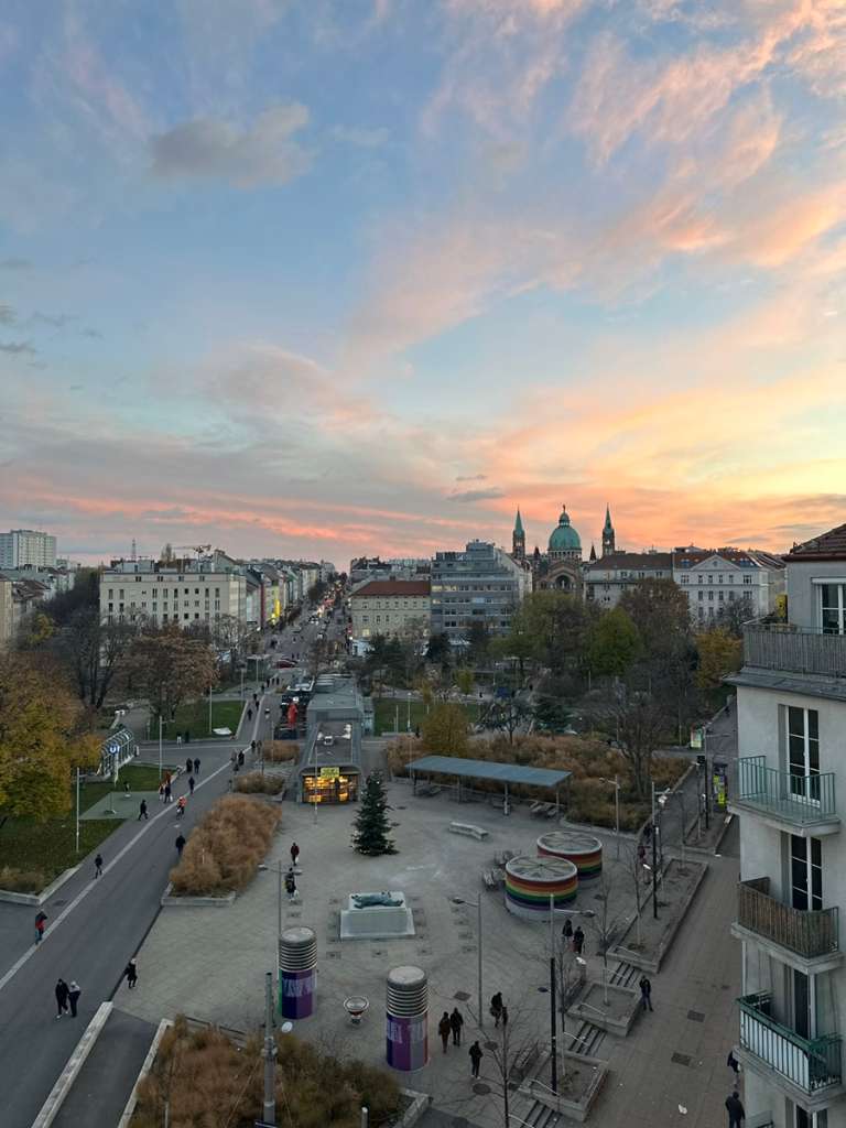 Teilmöbilierte Dachgeschosswohnung + shops Terrasse