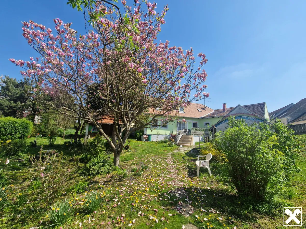 RARITÄT IN HOLLABRUNN: CHARMANTES, SANIERUNGSBEDÜRTIGES LANDHAUS MIT BAULANDRESERVE IN SEHR GUTER WOHNLAGE MIT HERRLICHEM GARTEN SAMT ALTBAUMBESTAND - Ansicht 2