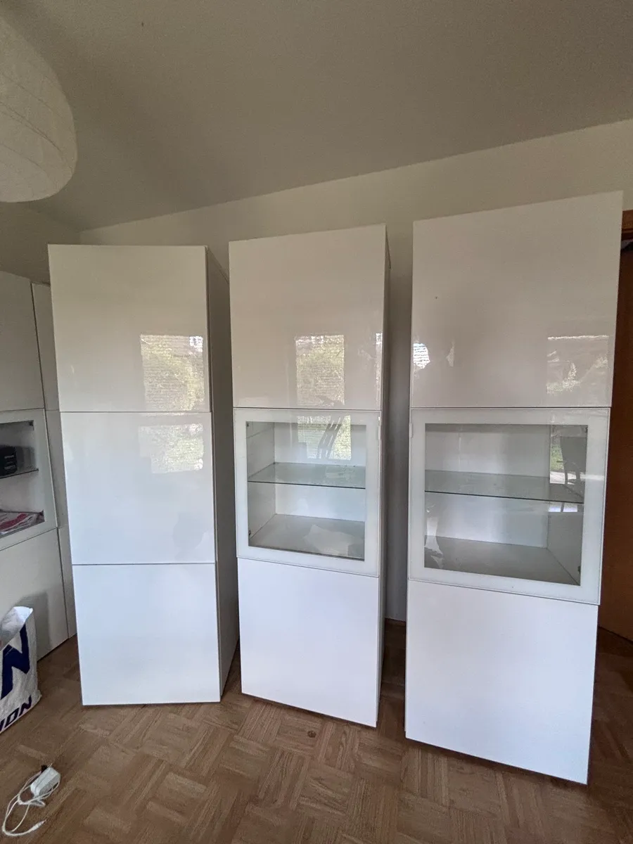 3x IKEA BESTÅ Hochschrank weiß Hochglanz inkl. Glasvitrinen, € 250,- (8041 Graz)