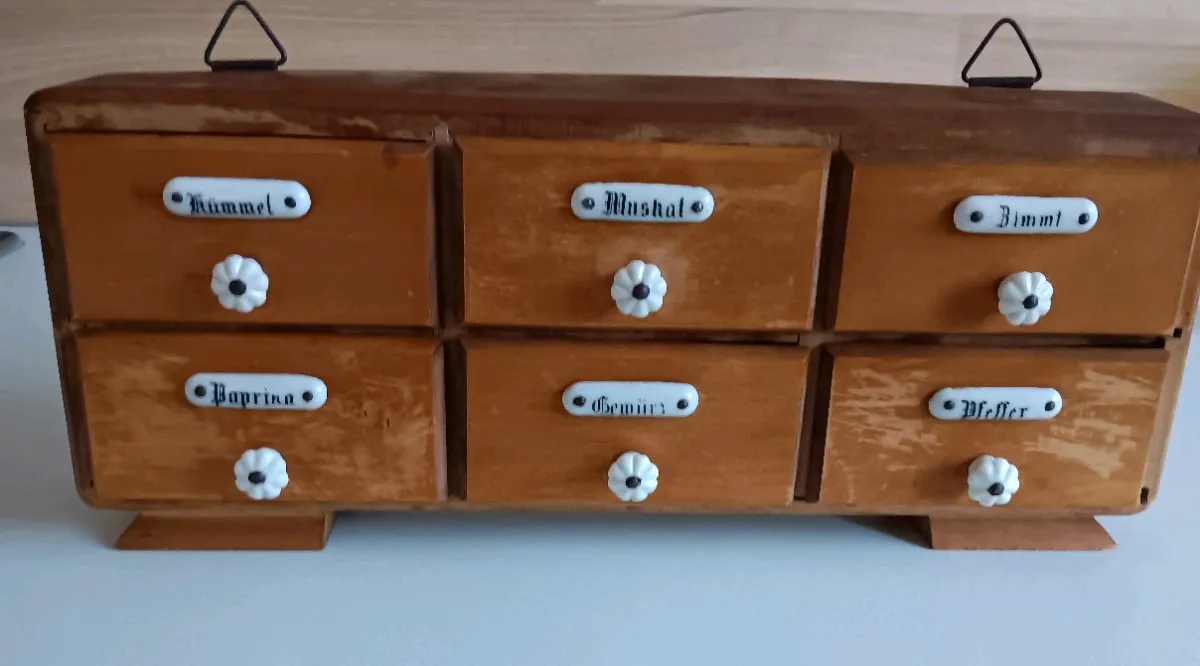 Antikes Gewürzregal Gewürzkästchen aus Holz wunderschön, € 65,- (9500 Villach)