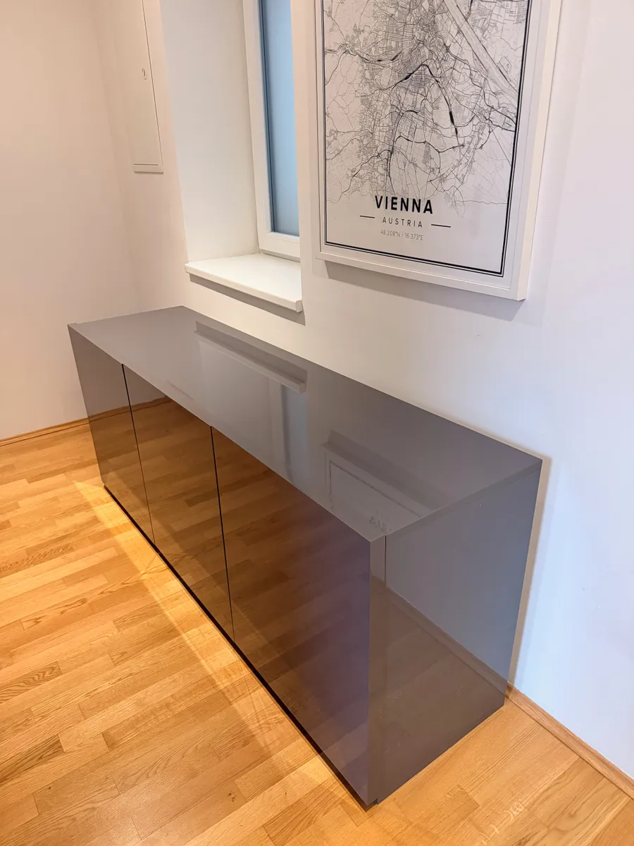 Sideboard / Kommode grau Hochglanz 182,5 cm von Interio - ideal als Schuhschrank, € 90,- (1020 Wien)