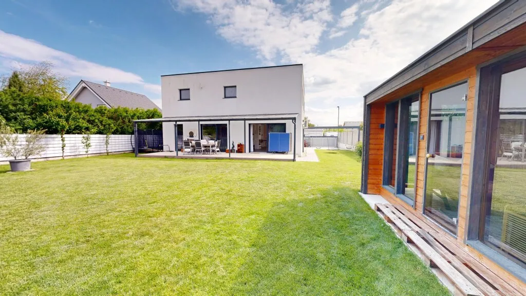 Exklusives Einfamilienhaus mit Outdoor-Sauna, großzügigem Garten und hochwertiger Ausstattung in Sommerein - Ansicht 2