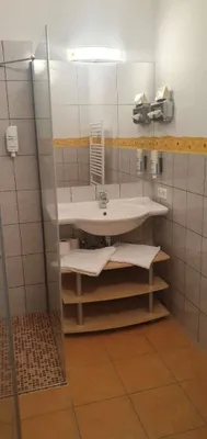 30-Zimmer-Immobilie mieten in Amstetten – 1 600 m², € 600 – Bild 12 von 17