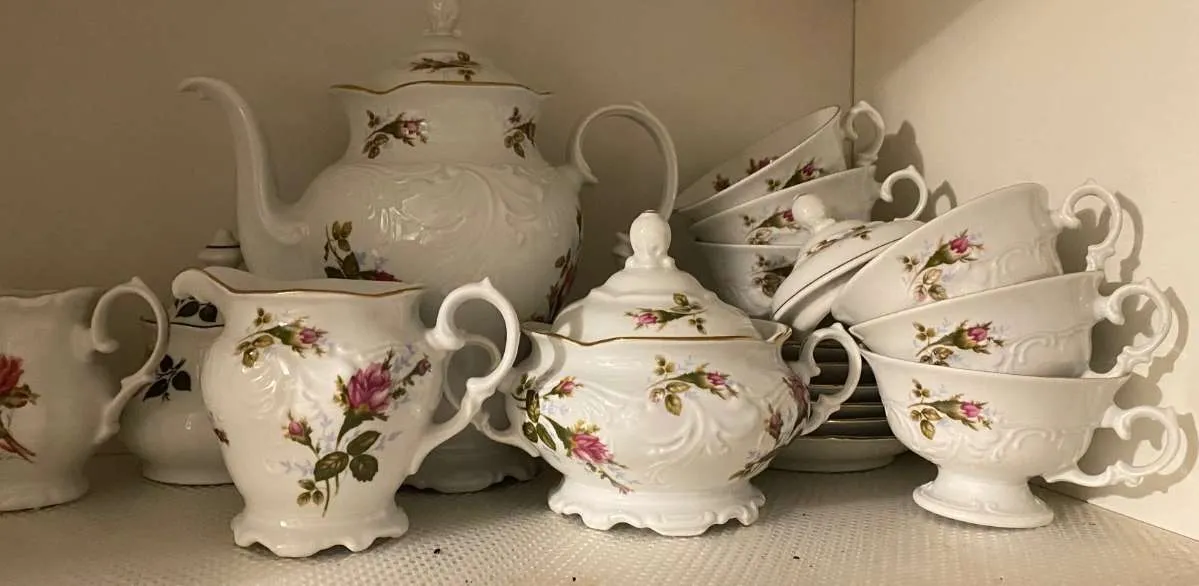 Romantisches polnisches Markenporzellan WALBRZYCH, Tee-/ Kaffeeservice, feinstes Markenporzellan mit Rosen und Goldrand, 17-teiliges Porzellan, Topzustand, € 110,- (4020 Linz)