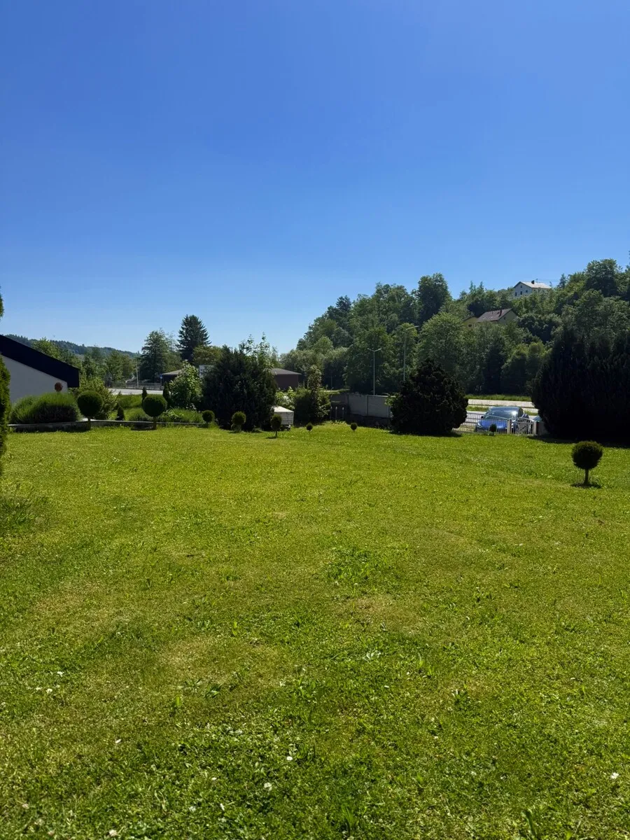 Großzügiges Familienhaus mit Doppelgarage, großem Garten und zusätzlicher Grünlandfläche! - Ansicht 2