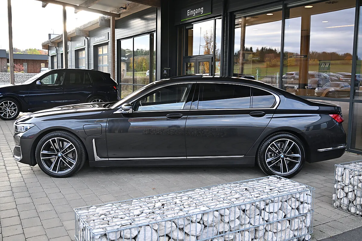 BMW 7 Series 2021 photo 2
