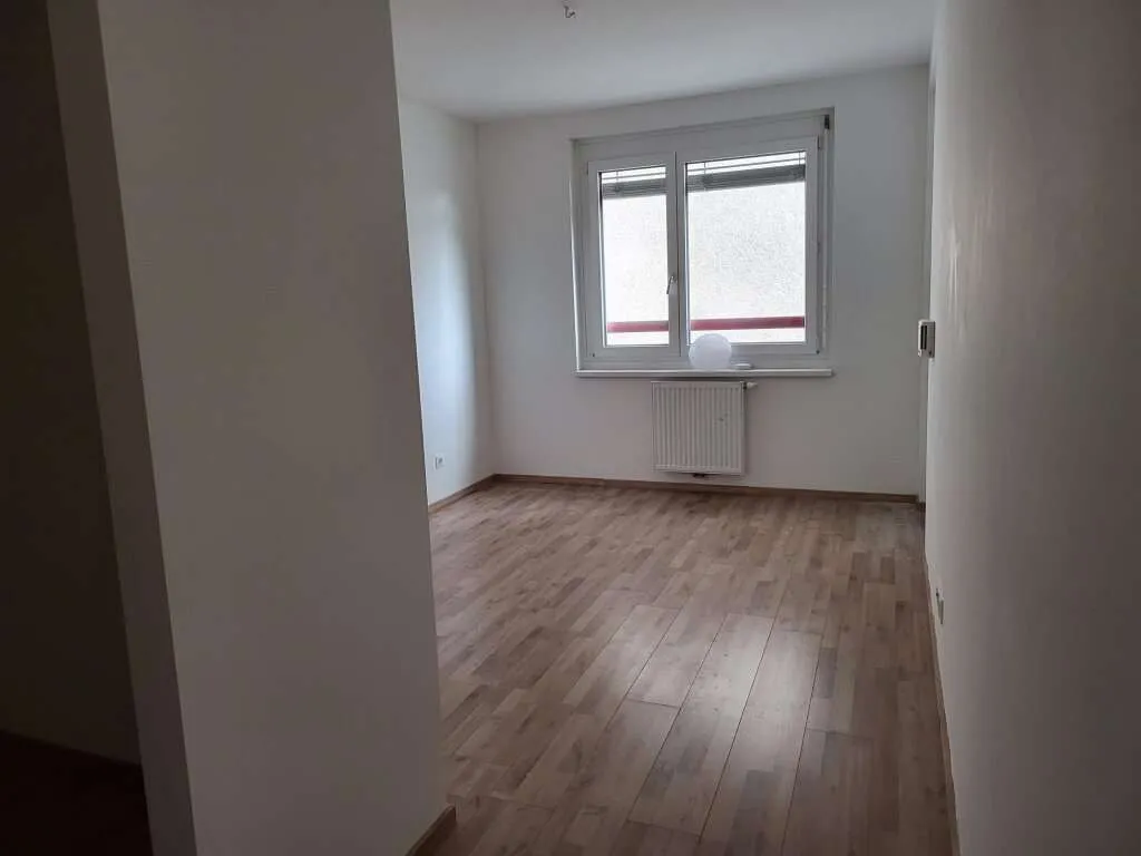 Unbefristete 3-Zimmer-Wohnung mit Loggia! - Widok 3