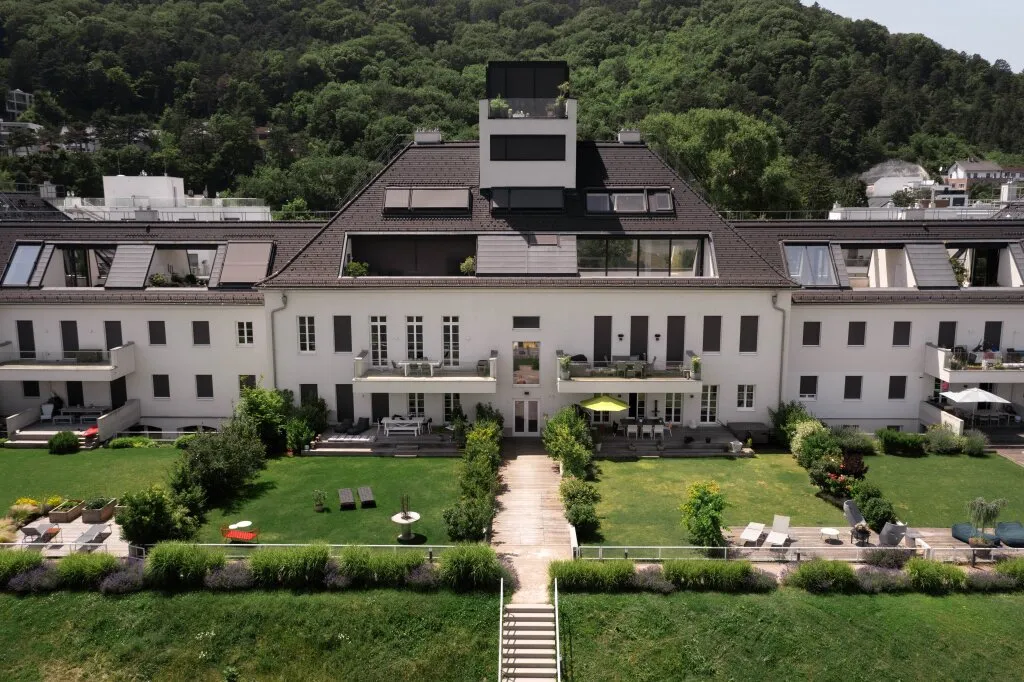 NEUER PREIS! MÖBLIERTE LUXUSWOHNUNG mit 4 SZ!!! Hohen Decken, Terrassen und Blick auf die Donau!!! – pohled 2