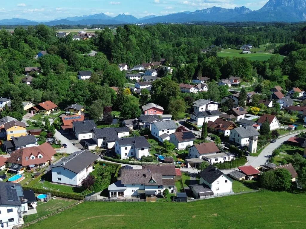 Exklusive Gartenwohnung mit Hauscharakter 175 m² WNFL auf zwei Ebenen, PV-Anlage großzügiger Außenfläche & Garage in Wankham / Regau - Ansicht 3