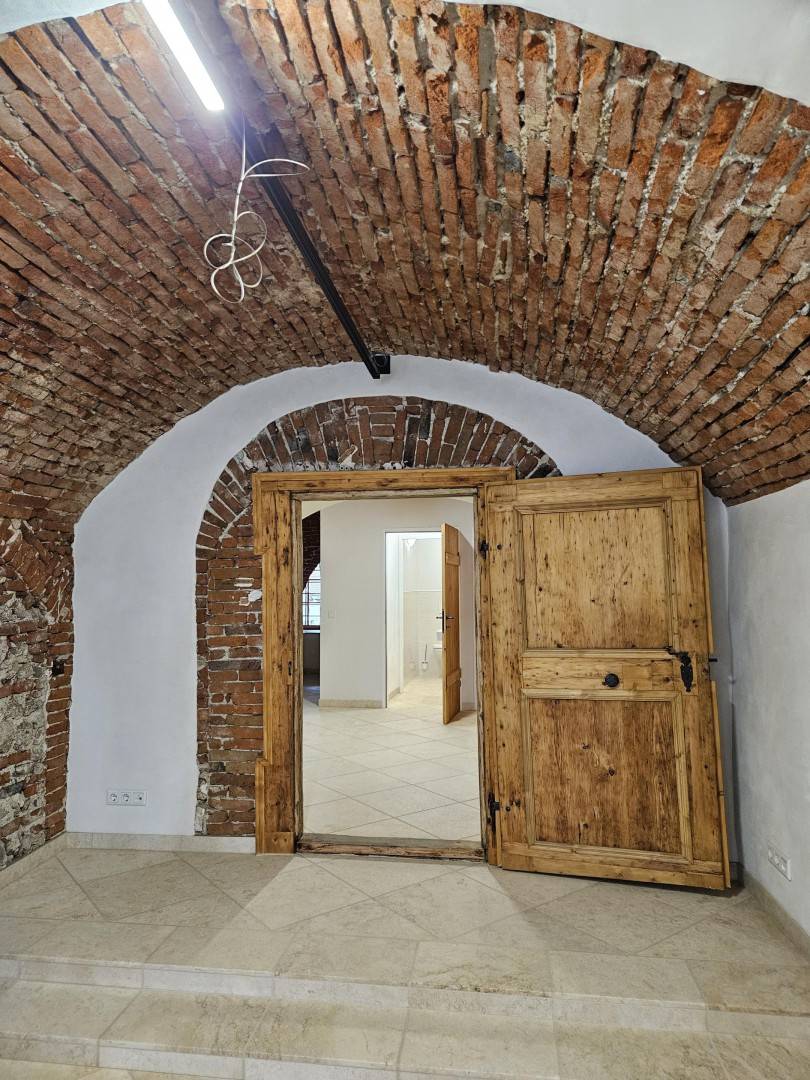 Historisches Juwel - Geschäftslokal in Wels, Erstbezug, 108m², Fußbodenheizung, generalsaniert - DEIN KREATIVER STANDORT ! - Ansicht 3