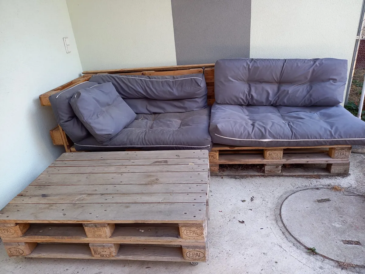Palettenmöbel, Gartenmöbeln, 1 Palettenbank mit Auflage und 1 Palettentisch mit Räder, kurze Bank ohne Auflage, Europaletten, € 15,- (2124 Niederkreuzstetten)
