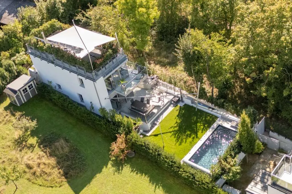 Weiberg Pool Exklusives Weinberg-Refugium: unverbaubarer Panoramablick in absoluter ...