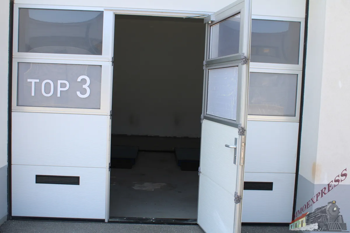 Sehr gut gelegene Garagenbox / Lager für Hebebühne geeignet und mit großem Einfahrtstor 3 m x 3 m Nähe Flughafen und ca. 12 Autominuten von Wien entfernt - ideal auch für Startups - Ansicht 2