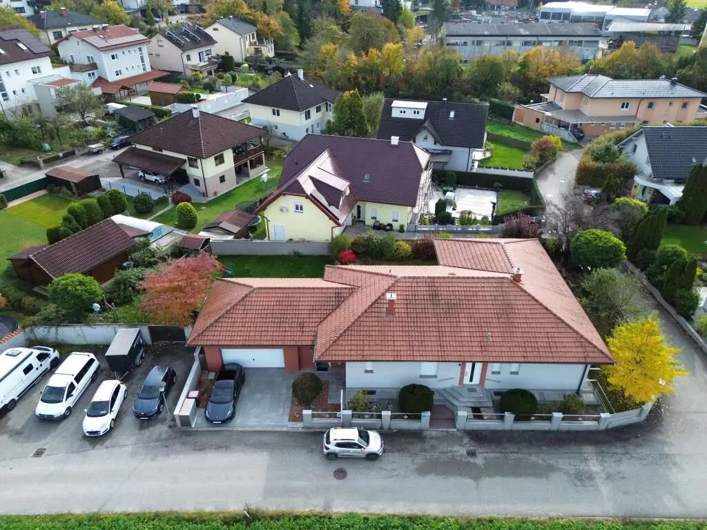 NEUER PREIS! Leistbarer Traum-Bungalow mit Kachelofen überdachter Terrasse, Gartenoase, Wohnkeller und Doppelgarage im Laahfeld /Ansfelden - Ansicht 3