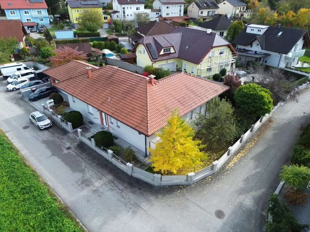 NEUER PREIS! Leistbarer Traum-Bungalow mit Kachelofen überdachter Terrasse, Gartenoase, Wohnkeller und Doppelgarage im Laahfeld /Ansfelden - Ansicht 2