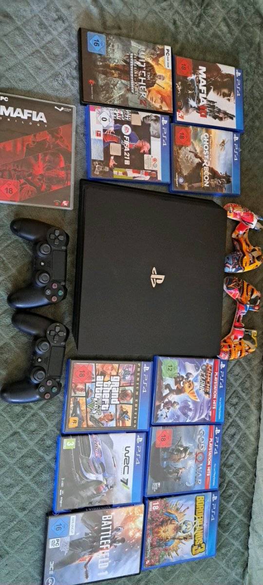 PlayStation 4 Konsole + 2 Controller + Spielepaket