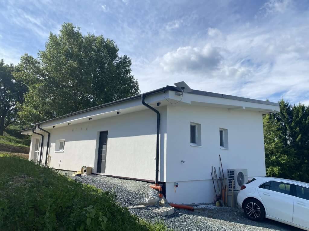 2 Bungalows, einer bezugsfertig, der 2. ist innen noch Rohbau - Ansicht 3