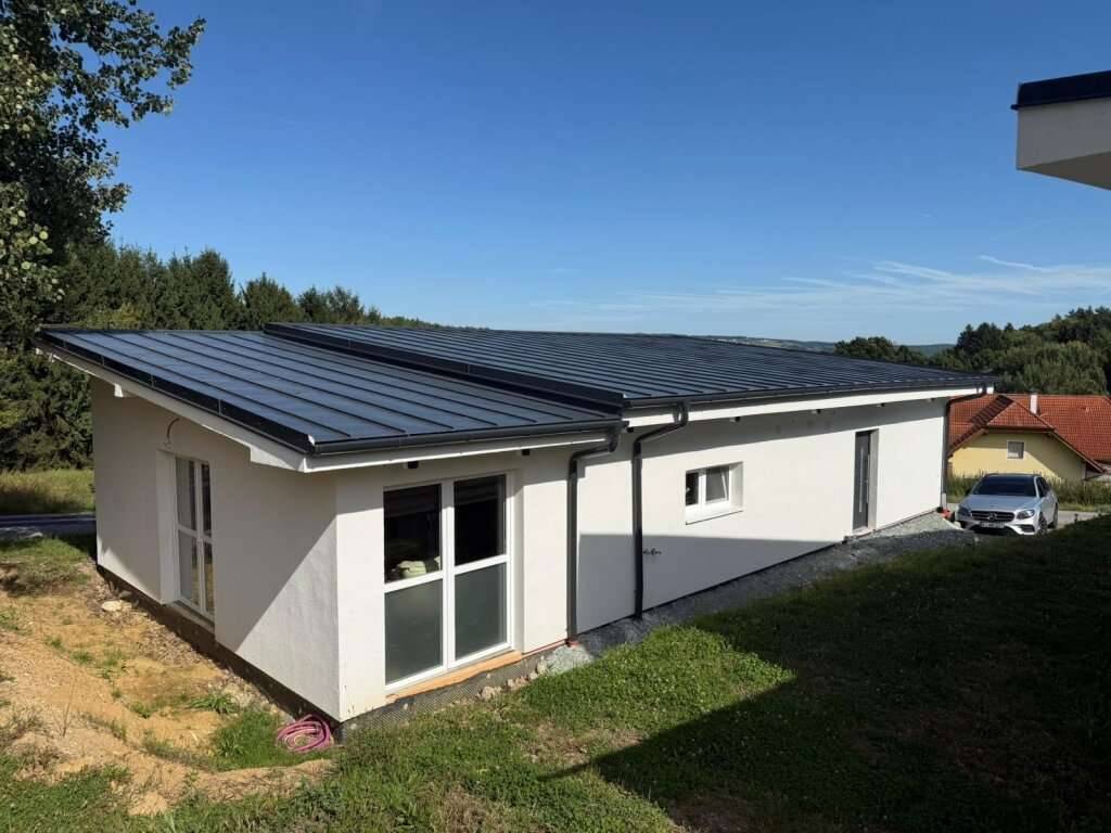 2 Bungalows, einer bezugsfertig, der 2. ist innen noch Rohbau - Ansicht 2