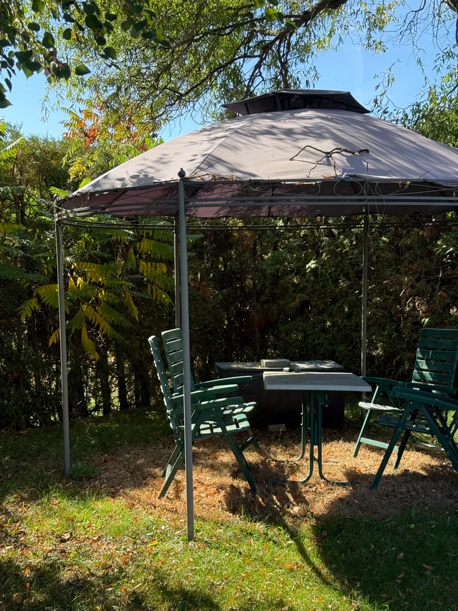 Zu verschenken: Partyzelte / Pavillons - Gartenmöbel / Griller / Dekoration