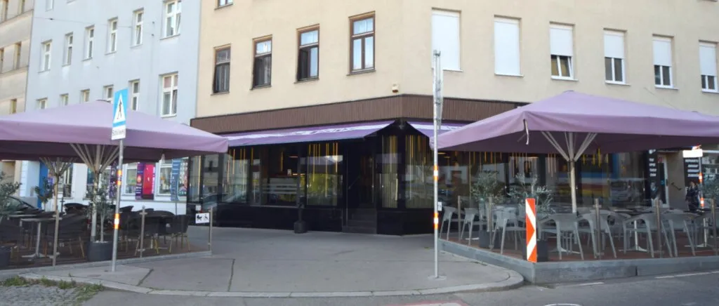 Perfektes & gut laufendes Gastro Lokal, Bar, Lounge in guter Lage: 130m² + 2 große Schanigarten + 117 m² Wohnung, in U-Bahn-Nähe! – pohled 3