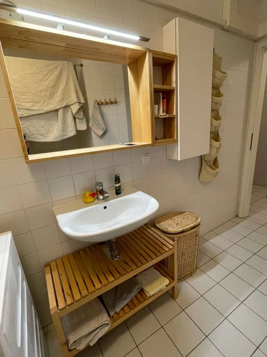 Ikea Badezimmer Einrichtung Spiegel, Hochschrank, Bank, Wäschekorb, Ablage, € 30,- (1200 Wien)