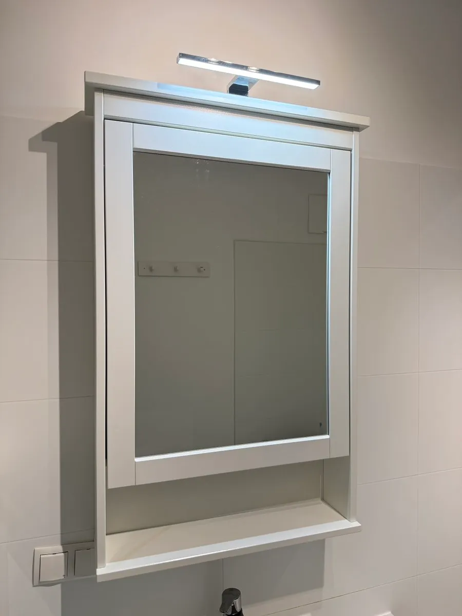 IKEA HEMNES Spiegelschrank weiß inkl. LED-Beleuchtung, € 60,- (2340 Mödling)