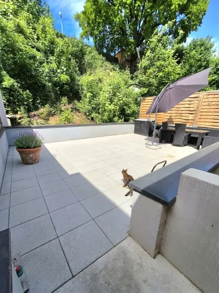 Ruhige, nahezu freistehende 2-Zimmer Eigentumswohnung in Enns | große Terrasse + Garten - Ansicht 2