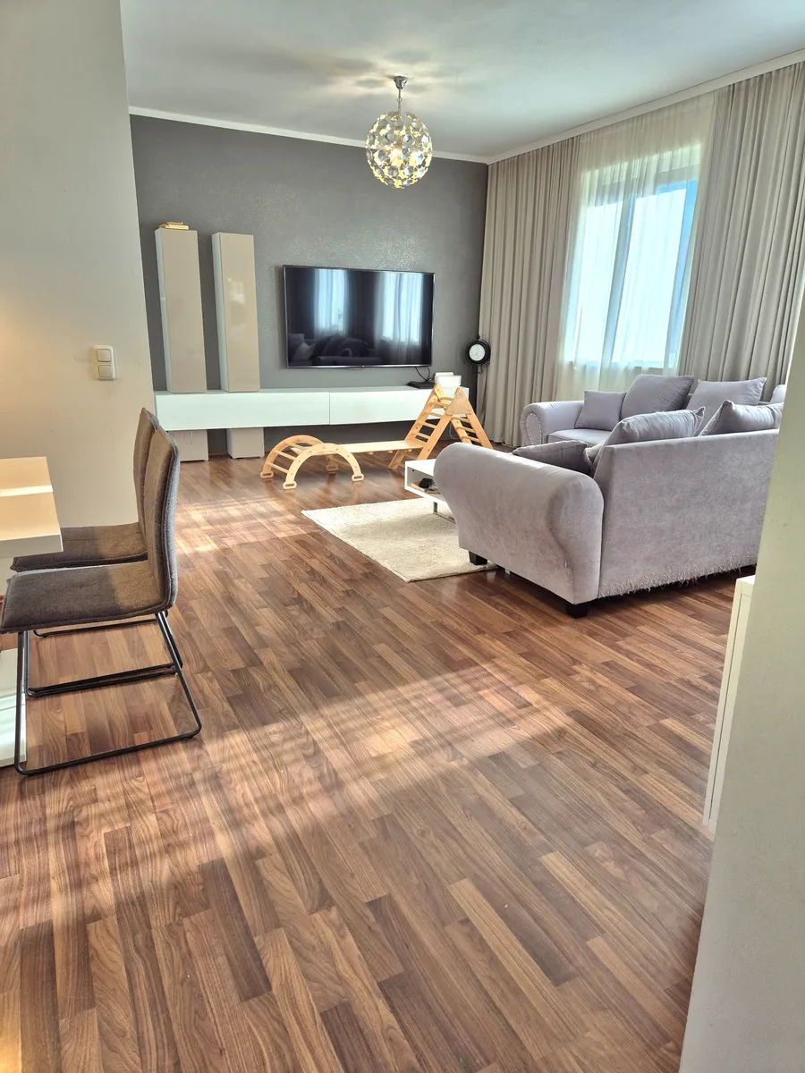 Ruhige, nahezu freistehende 2-Zimmer Eigentumswohnung in Enns | große Terrasse + Garten - Ansicht 3