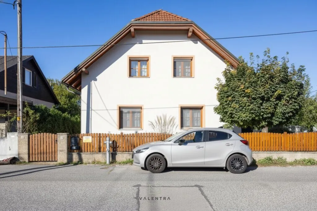 Modernisiertes Einfamilienhaus mit Luftwärmepumpe, Einlegerwohnung und Traumgarten in Essling - Ansicht 2