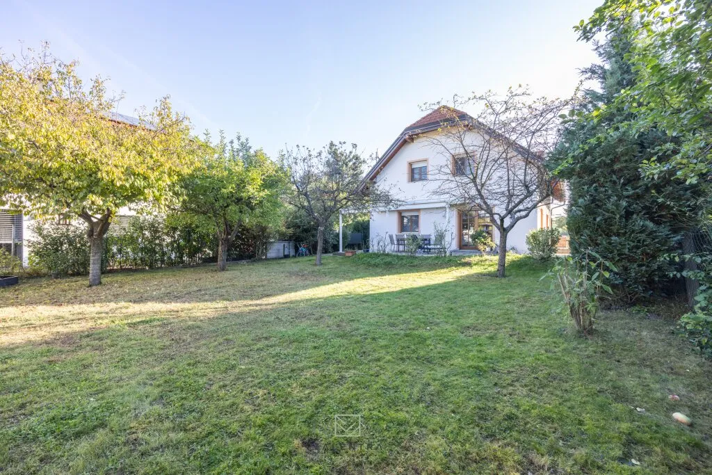 Modernisiertes Einfamilienhaus mit Luftwärmepumpe, Einlegerwohnung und Traumgarten in Essling - Ansicht 3