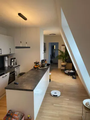 Moderne Dachgeschosswohnung mit Terasse – Bild 2