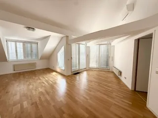 Dachgeschoßwohnung in Altbau mit Terrasse