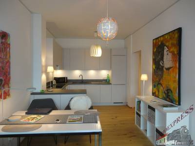 Herrlicher Blick über Wien! - Moderne, komplett eingerichtete 2-Zimmer Wohnung im Triiiple Tower mit großer Terrasse (9m²) wartet!