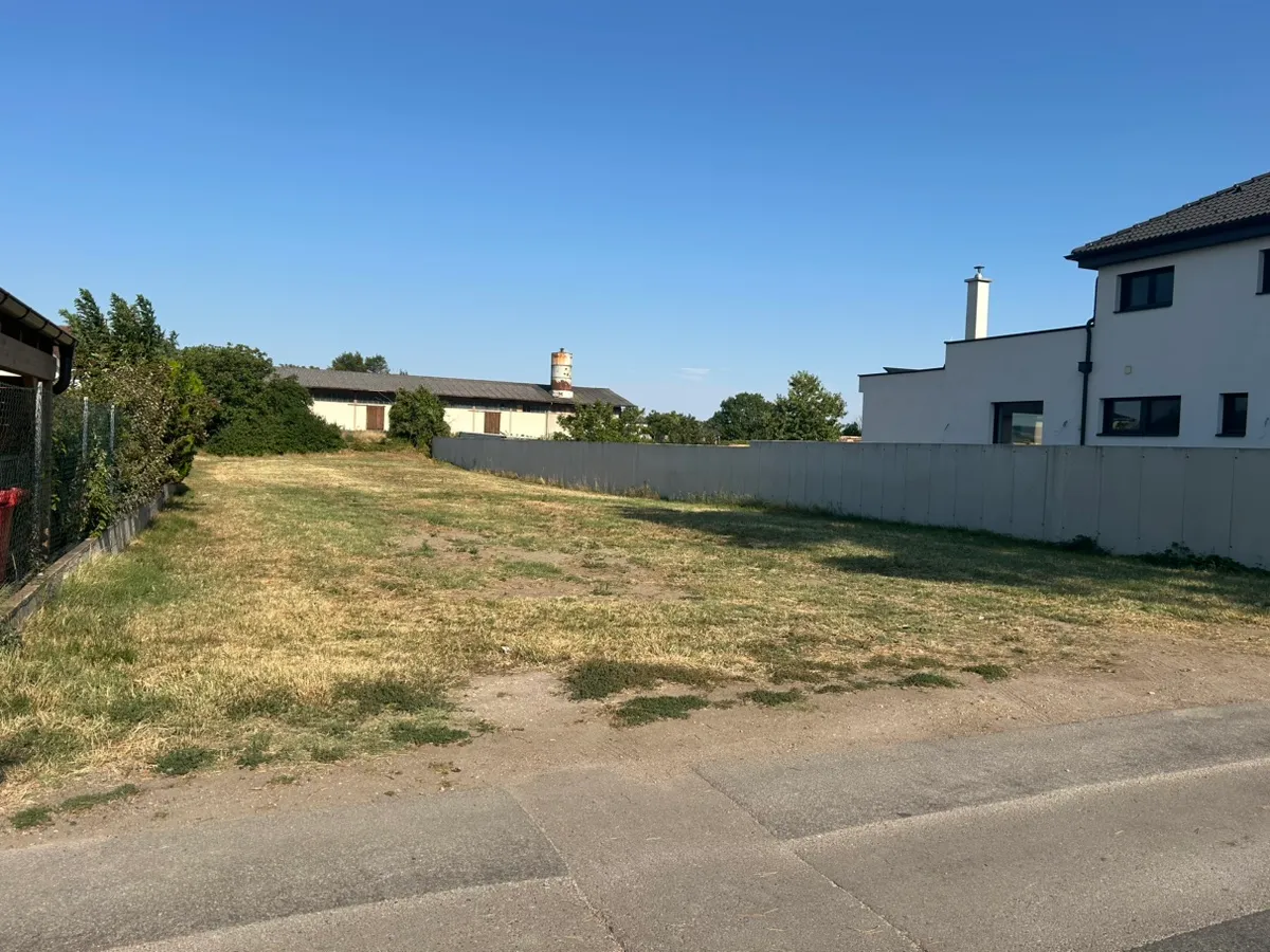 Großzügiges Baugrundstück in Schwadorf - 1.341 m², bereits aufgeschlossen