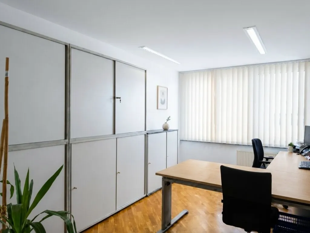 Modernes Büro/Praxis in Top-Lage Alpenstraße - frisch renoviert (Parkett neu geschliffen, neu ausgemalt) inkl. 2 Garagen & EDV-Infrastruktur - Ansicht 3