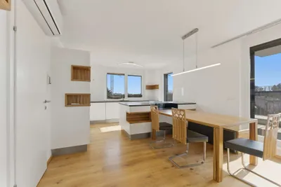 Dachgeschosswohnung mit hochwertigen Maßmöbeln, Terrasse, Klimaanlage & Stellplatz nahe Alter Donau