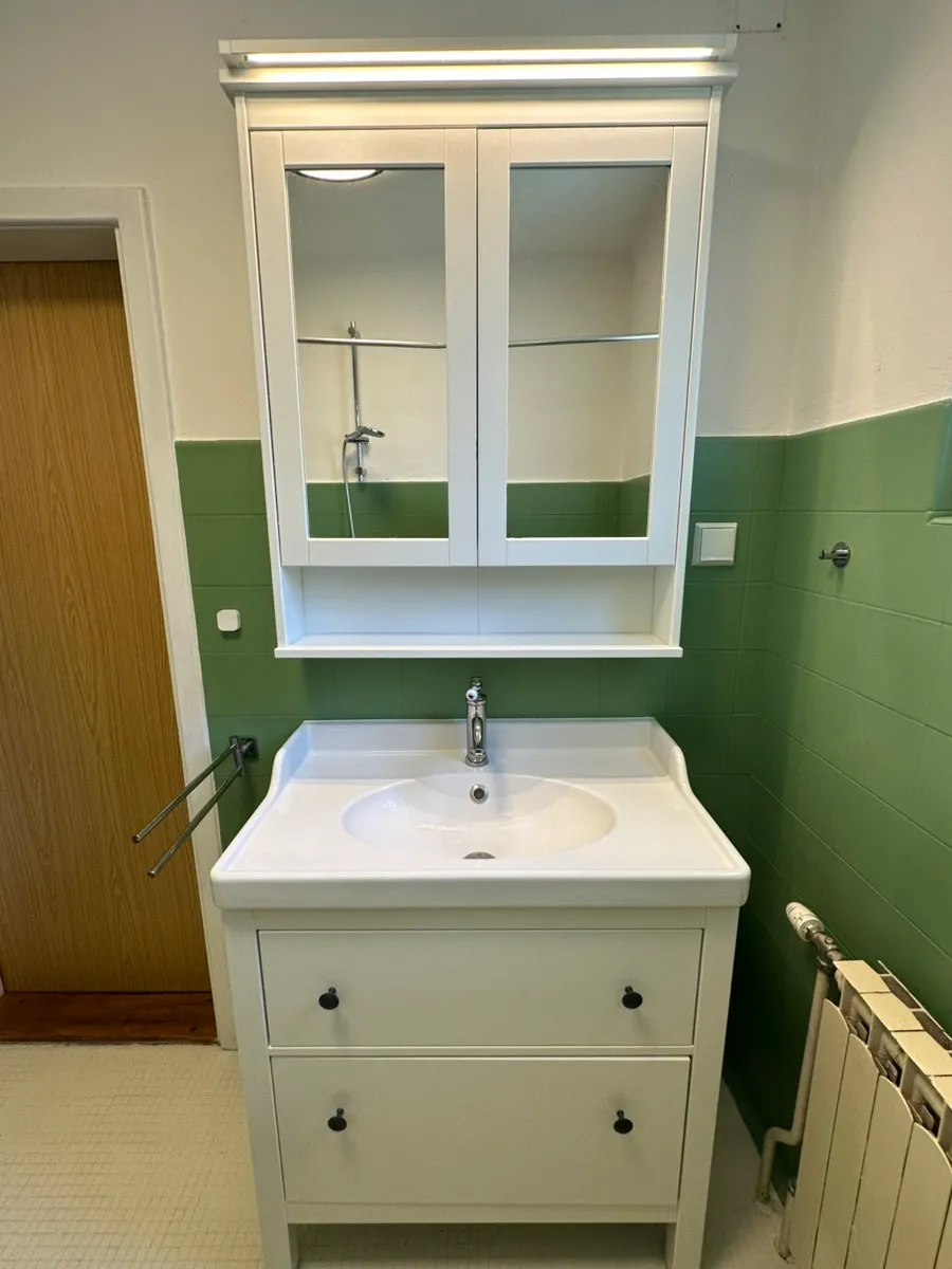 IKEA Hemnes Badmöbel-Set in Weiß - Waschbeckenunterschrank + Spiegelschrank, € 220,- (8160 Weiz)